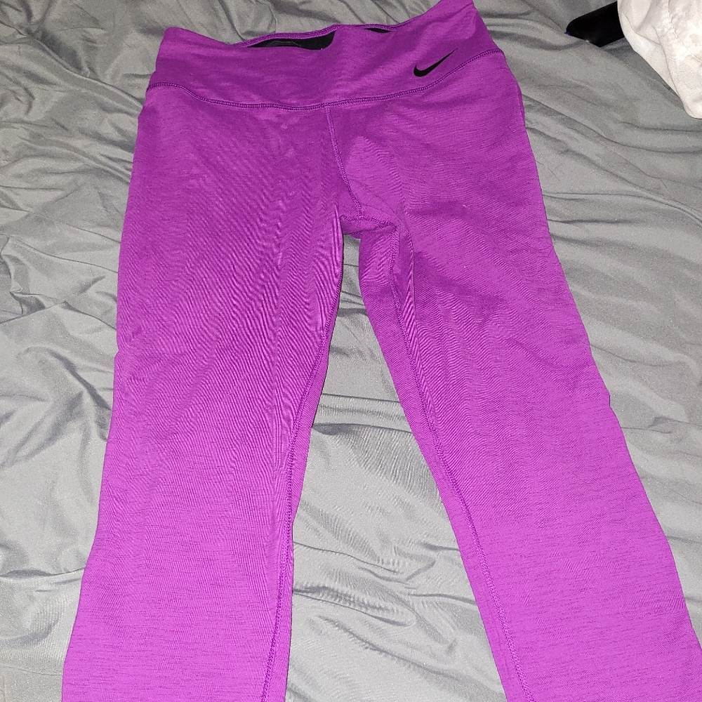Nike Fuschia Crop Leggings size M